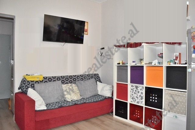 Apartament &nbsp;2+1 me qira ne rrugen Emil Legrand prane rruges se Kavajes&nbsp;ne Tirane.

Apart